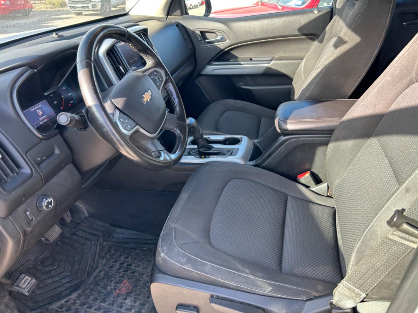 2019 Silver Chevrolet Colorado LT Crew Cab 2WD Long Box (1GCGSCEN6K1) with an 3.6L V6 DOHC 24V GAS engine, 6A transmission, located at 1687 Business 35 S, New Braunfels, TX, 78130, (830) 625-7159, 29.655487, -98.051491 - Photo#5